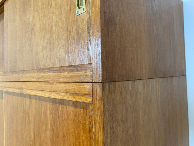 Besonders schöner Mid-Century Kleiderschrank in Eiche mit Aufsatz und Schiebetüren