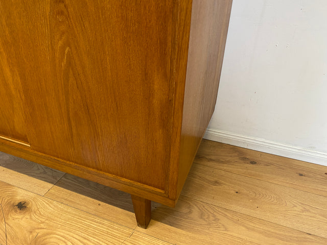 Besonders schöner Mid-Century Kleiderschrank in Eiche mit Aufsatz und Schiebetüren