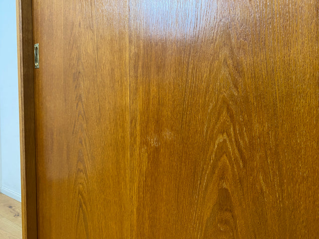 Besonders schöner Mid-Century Kleiderschrank in Eiche mit Aufsatz und Schiebetüren