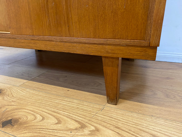 Besonders schöner Mid-Century Kleiderschrank in Eiche mit Aufsatz und Schiebetüren