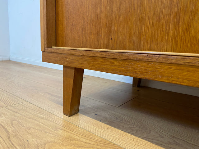 Besonders schöner Mid-Century Kleiderschrank in Eiche mit Aufsatz und Schiebetüren