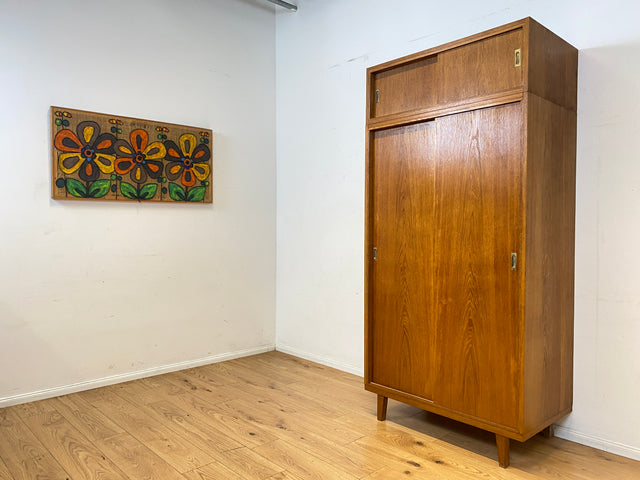 Besonders schöner Mid-Century Kleiderschrank in Eiche mit Aufsatz und Schiebetüren