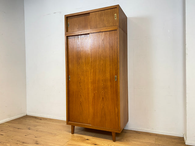Besonders schöner Mid-Century Kleiderschrank in Eiche mit Aufsatz und Schiebetüren