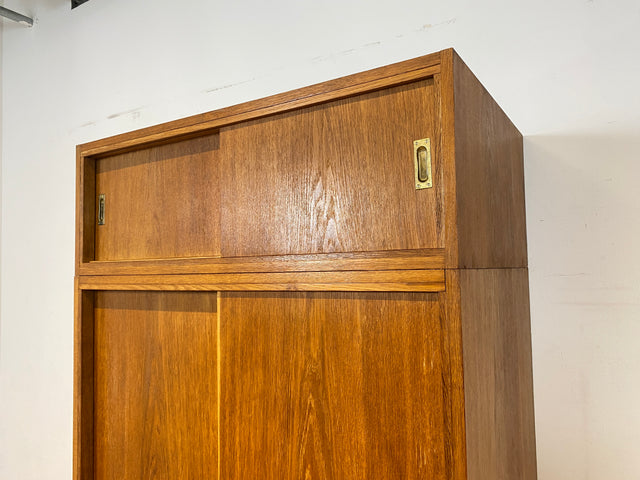 Besonders schöner Mid-Century Kleiderschrank in Eiche mit Aufsatz und Schiebetüren