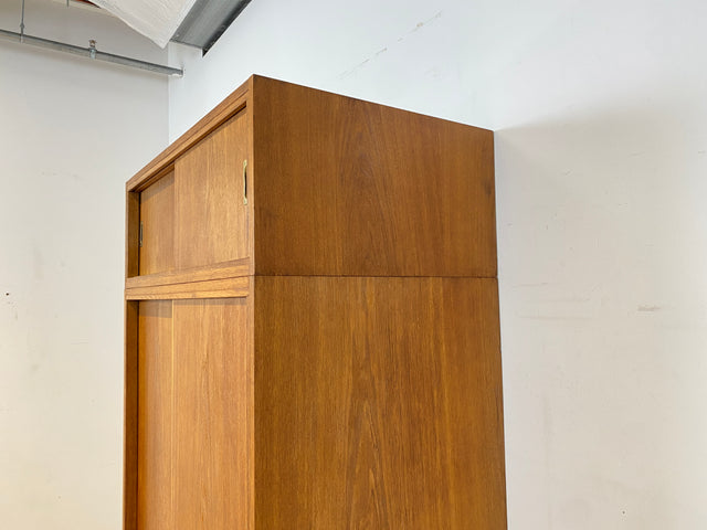 Besonders schöner Mid-Century Kleiderschrank in Eiche mit Aufsatz und Schiebetüren