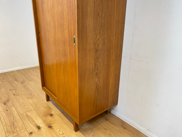 Besonders schöner Mid-Century Kleiderschrank in Eiche mit Aufsatz und Schiebetüren