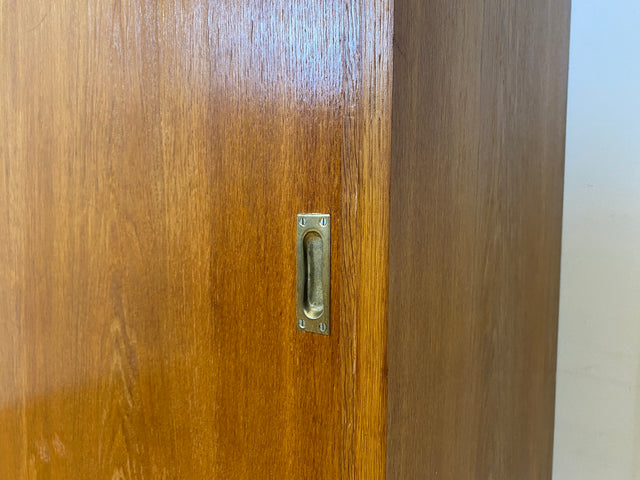 Besonders schöner Mid-Century Kleiderschrank in Eiche mit Aufsatz und Schiebetüren