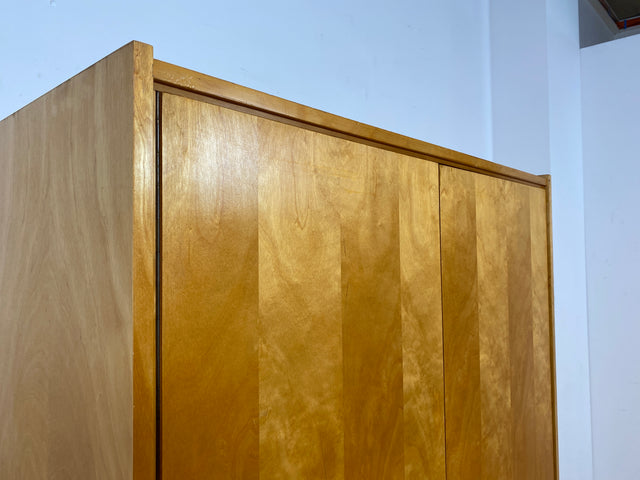 Raumaufhellender Mid-Century Kleiderschrank mit Kleiderstange und konischen Füßen