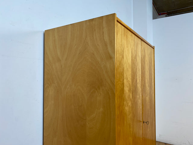 Raumaufhellender Mid-Century Kleiderschrank mit Kleiderstange und konischen Füßen