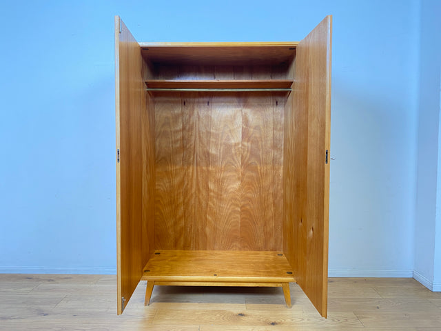 Raumaufhellender Mid-Century Kleiderschrank mit Kleiderstange und konischen Füßen
