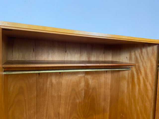 Raumaufhellender Mid-Century Kleiderschrank mit Kleiderstange und konischen Füßen