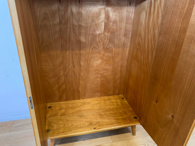 Raumaufhellender Mid-Century Kleiderschrank mit Kleiderstange und konischen Füßen