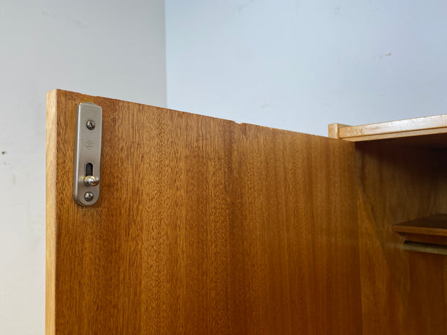 Raumaufhellender Mid-Century Kleiderschrank mit Kleiderstange und konischen Füßen