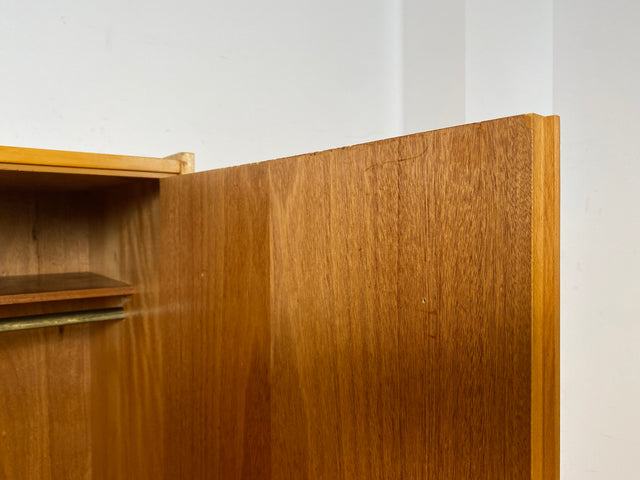 Raumaufhellender Mid-Century Kleiderschrank mit Kleiderstange und konischen Füßen