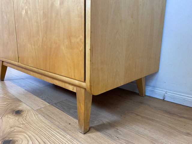 Raumaufhellender Mid-Century Kleiderschrank mit Kleiderstange und konischen Füßen