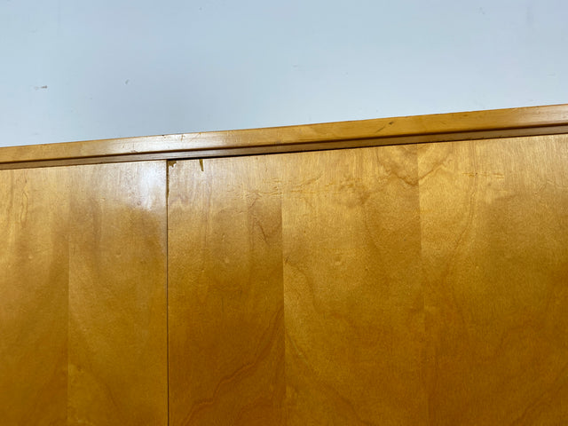 Raumaufhellender Mid-Century Kleiderschrank mit Kleiderstange und konischen Füßen