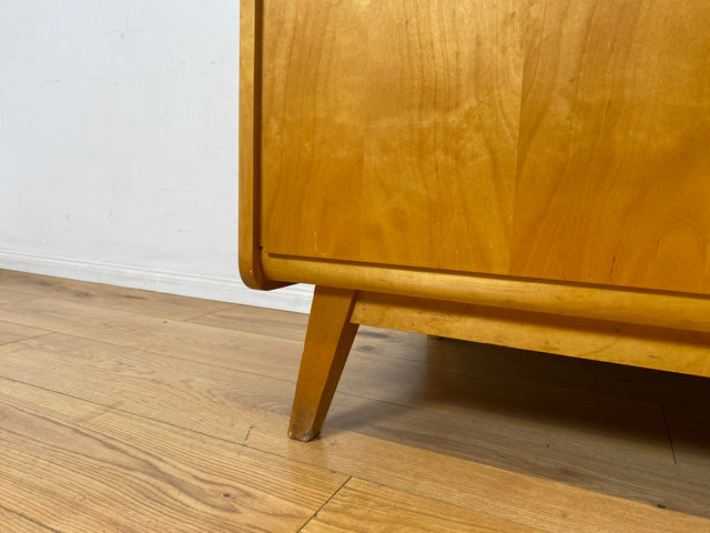 Raumaufhellender Mid-Century Kleiderschrank mit Kleiderstange und konischen Füßen