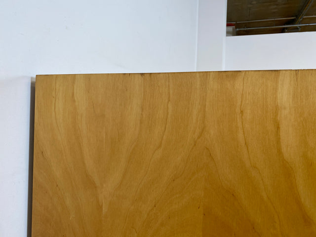 Raumaufhellender Mid-Century Kleiderschrank mit Kleiderstange und konischen Füßen