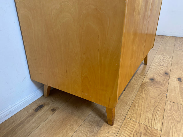 Raumaufhellender Mid-Century Kleiderschrank mit Kleiderstange und konischen Füßen