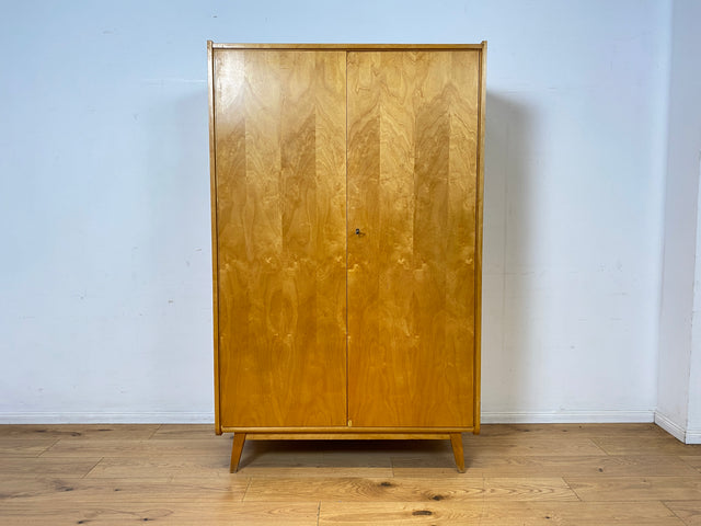 Raumaufhellender Mid-Century Kleiderschrank mit Kleiderstange und konischen Füßen