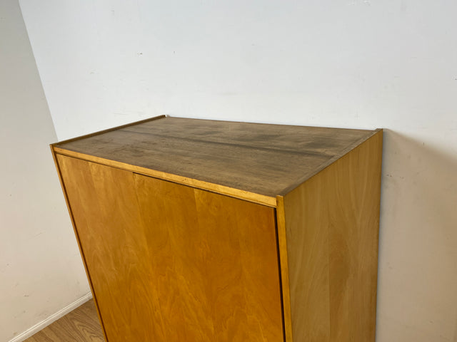 Raumaufhellender Mid-Century Kleiderschrank mit Kleiderstange und konischen Füßen