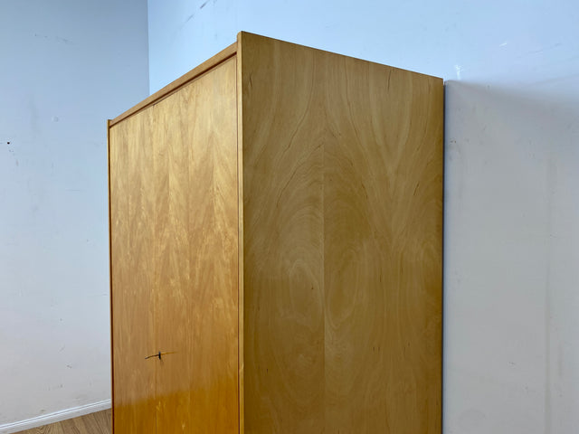 Raumaufhellender Mid-Century Kleiderschrank mit Kleiderstange und konischen Füßen
