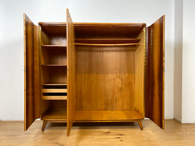 Besonders schöner Mid-Century Kleiderschrank aus 1960 mit Schubladen I Vollholz in Eiche&nbsp;
