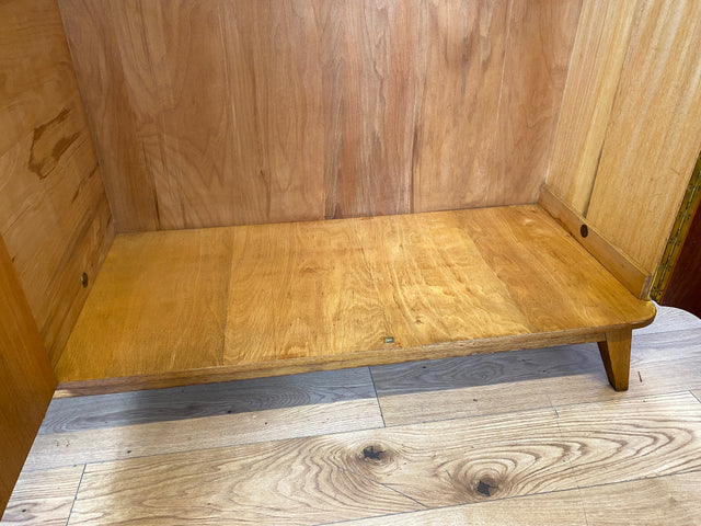 Besonders schöner Mid-Century Kleiderschrank aus 1960 mit Schubladen I Vollholz in Eiche&nbsp;