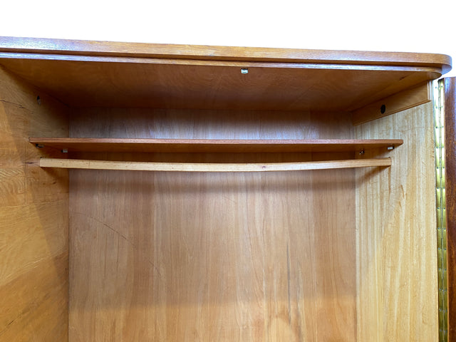 Besonders schöner Mid-Century Kleiderschrank aus 1960 mit Schubladen I Vollholz in Eiche&nbsp;