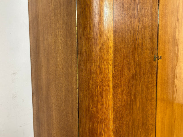 Besonders schöner Mid-Century Kleiderschrank aus 1960 mit Schubladen I Vollholz in Eiche&nbsp;