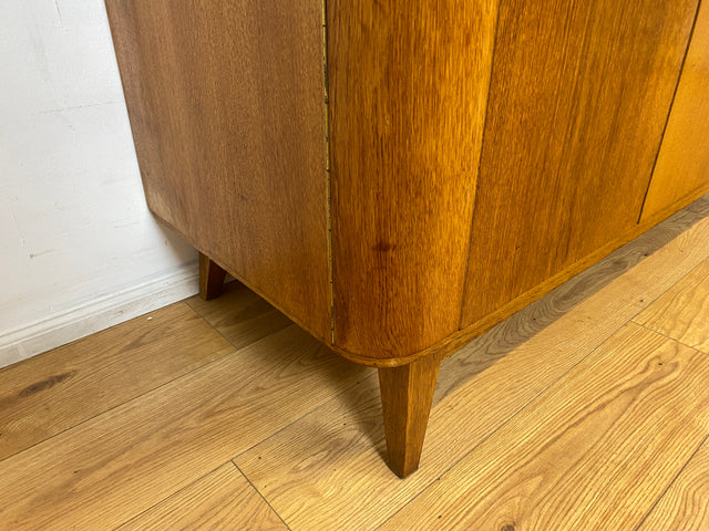 Besonders schöner Mid-Century Kleiderschrank aus 1960 mit Schubladen I Vollholz in Eiche&nbsp;