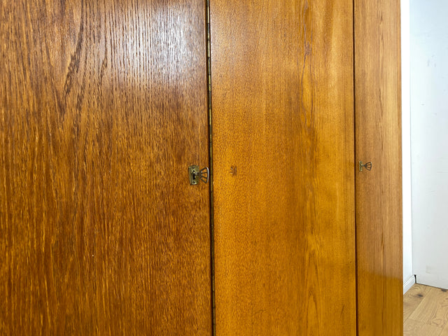 Besonders schöner Mid-Century Kleiderschrank aus 1960 mit Schubladen I Vollholz in Eiche&nbsp;