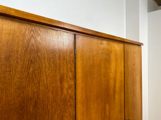 Besonders schöner Mid-Century Kleiderschrank aus 1960 mit Schubladen I Vollholz in Eiche&nbsp;