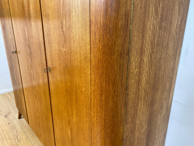 Besonders schöner Mid-Century Kleiderschrank aus 1960 mit Schubladen I Vollholz in Eiche&nbsp;