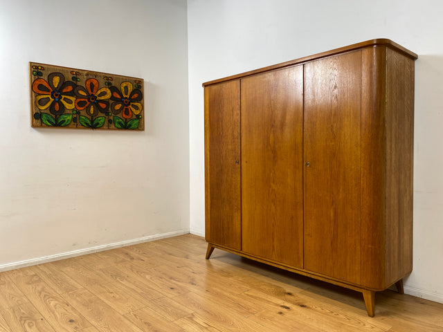 Besonders schöner Mid-Century Kleiderschrank aus 1960 mit Schubladen I Vollholz in Eiche&nbsp;