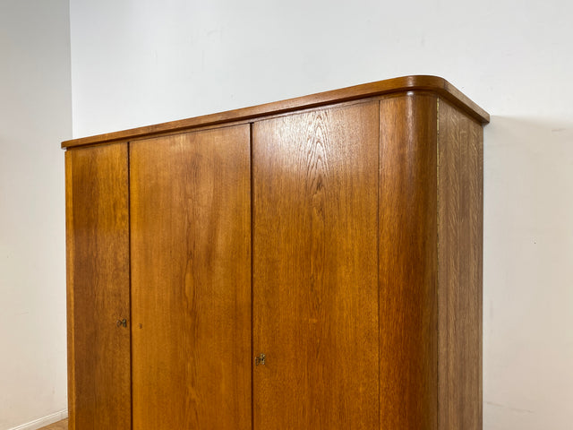 Besonders schöner Mid-Century Kleiderschrank aus 1960 mit Schubladen I Vollholz in Eiche&nbsp;