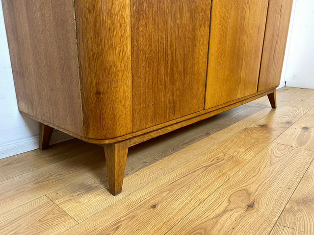 Besonders schöner Mid-Century Kleiderschrank aus 1960 mit Schubladen I Vollholz in Eiche&nbsp;