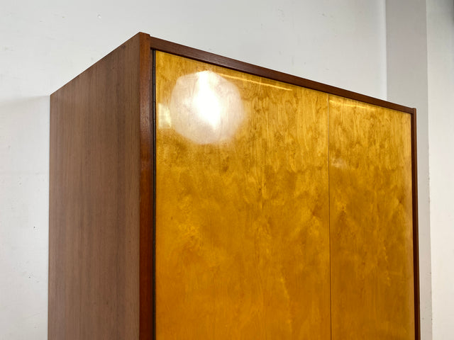 Minimalistischer & geräumiger Mid-Century Kleiderschrank aus 1966 mit Schublade und Böden I Schrank Schlafzimmerschrank Wäscheschrank Garderobe Wardrobe Retro Vintage 60er I