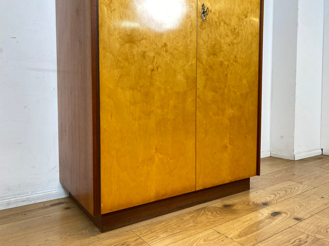 Minimalistischer & geräumiger Mid-Century Kleiderschrank aus 1966 mit Schublade und Böden I Schrank Schlafzimmerschrank Wäscheschrank Garderobe Wardrobe Retro Vintage 60er I