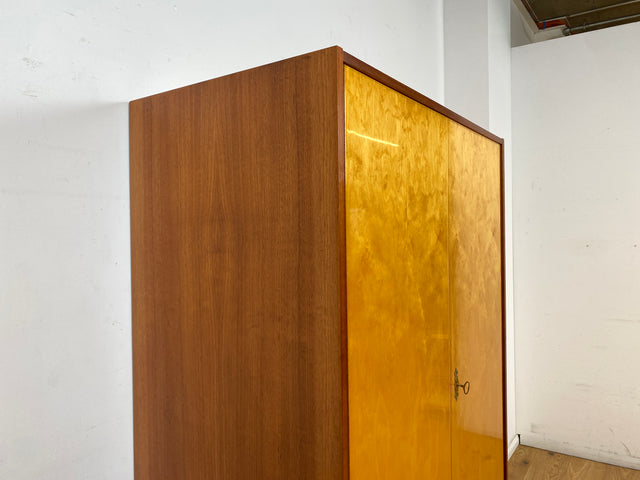 Minimalistischer & geräumiger Mid-Century Kleiderschrank aus 1966 mit Schublade und Böden I Schrank Schlafzimmerschrank Wäscheschrank Garderobe Wardrobe Retro Vintage 60er I