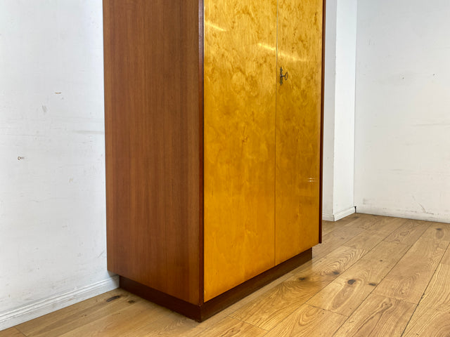 Minimalistischer & geräumiger Mid-Century Kleiderschrank aus 1966 mit Schublade und Böden I Schrank Schlafzimmerschrank Wäscheschrank Garderobe Wardrobe Retro Vintage 60er I