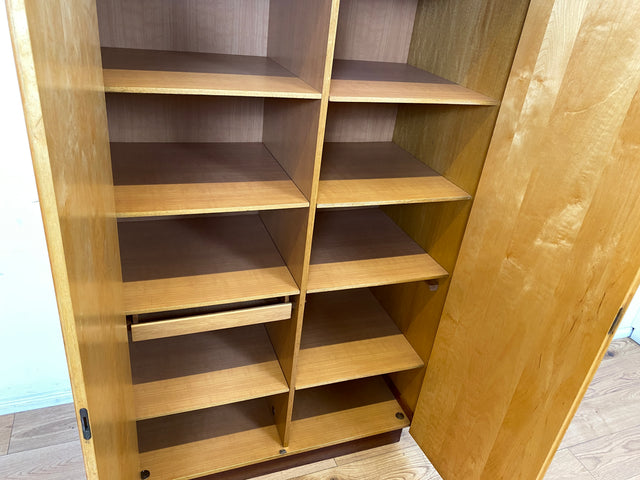 Minimalistischer & geräumiger Mid-Century Kleiderschrank aus 1966 mit Schublade und Böden I Schrank Schlafzimmerschrank Wäscheschrank Garderobe Wardrobe Retro Vintage 60er I