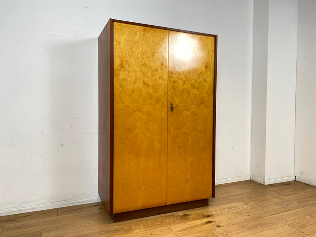 Minimalistischer & geräumiger Mid-Century Kleiderschrank aus 1966 mit Schublade und Böden I Schrank Schlafzimmerschrank Wäscheschrank Garderobe Wardrobe Retro Vintage 60er I