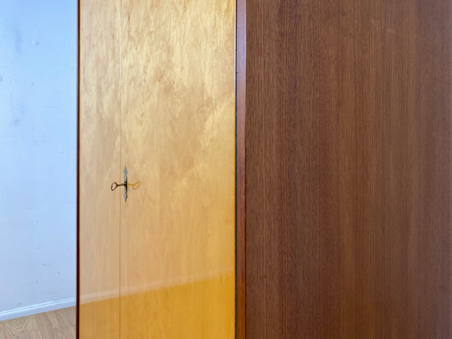 Minimalistischer & geräumiger Mid-Century Kleiderschrank aus 1966 mit Schublade und Böden I Schrank Schlafzimmerschrank Wäscheschrank Garderobe Wardrobe Retro Vintage 60er I