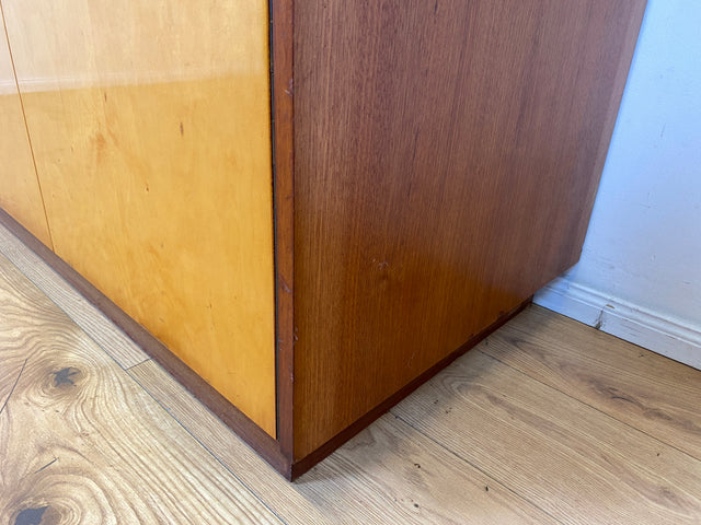 Minimalistischer & geräumiger Mid-Century Kleiderschrank aus 1966 mit Schublade und Böden I Schrank Schlafzimmerschrank Wäscheschrank Garderobe Wardrobe Retro Vintage 60er I