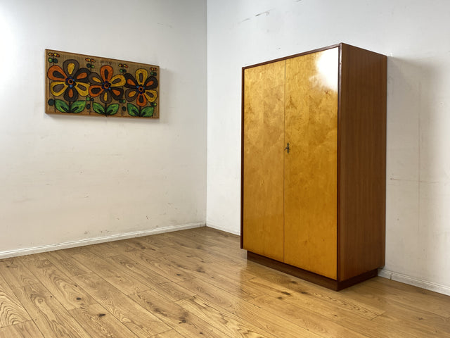 Minimalistischer & geräumiger Mid-Century Kleiderschrank aus 1966 mit Schublade und Böden I Schrank Schlafzimmerschrank Wäscheschrank Garderobe Wardrobe Retro Vintage 60er I