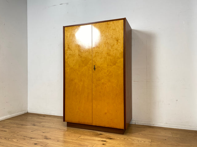 Minimalistischer & geräumiger Mid-Century Kleiderschrank aus 1966 mit Schublade und Böden I Schrank Schlafzimmerschrank Wäscheschrank Garderobe Wardrobe Retro Vintage 60er I