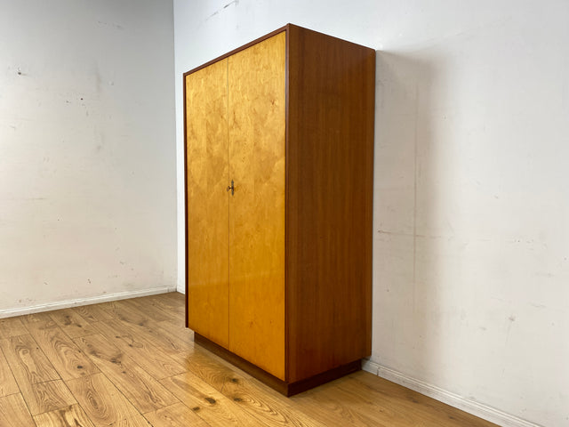 Minimalistischer & geräumiger Mid-Century Kleiderschrank aus 1966 mit Schublade und Böden I Schrank Schlafzimmerschrank Wäscheschrank Garderobe Wardrobe Retro Vintage 60er I