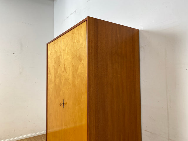 Minimalistischer & geräumiger Mid-Century Kleiderschrank aus 1966 mit Schublade und Böden I Schrank Schlafzimmerschrank Wäscheschrank Garderobe Wardrobe Retro Vintage 60er I