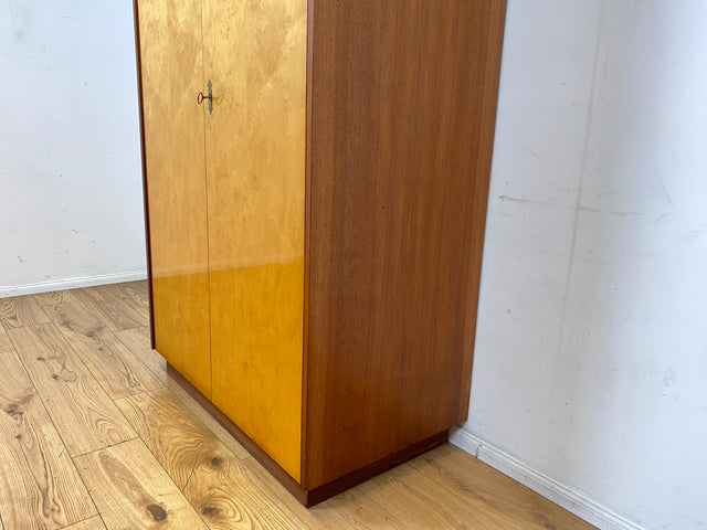 Minimalistischer & geräumiger Mid-Century Kleiderschrank aus 1966 mit Schublade und Böden I Schrank Schlafzimmerschrank Wäscheschrank Garderobe Wardrobe Retro Vintage 60er I